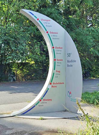 Geodesia-Stele in Bischofsheim Geodesia-Stele in Bischofsheim