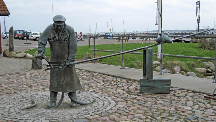 Skulptur eines Aalstechers in Maasholm Aalstecher