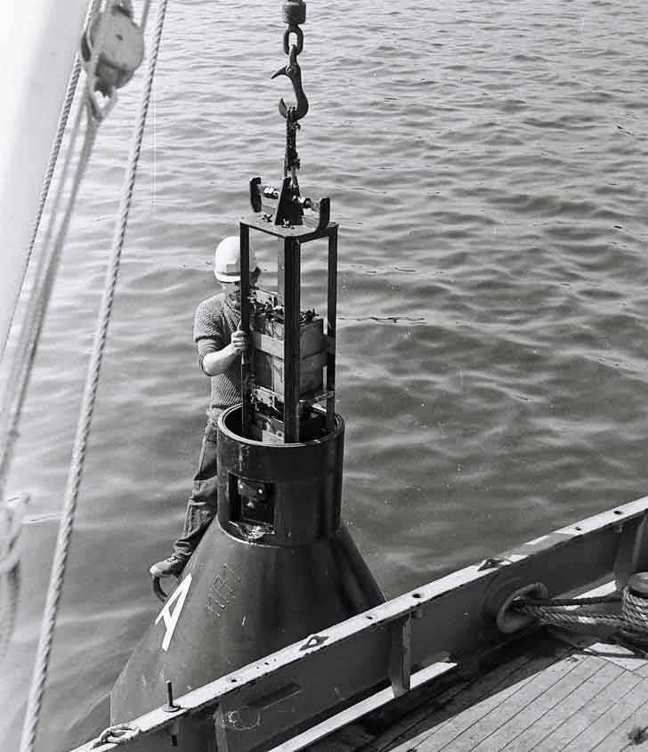 Batteriewechsel an einer Leuchttonne, Foto: WSA Stralsund 1985 Batteriewechsel an einer Leuchttonne