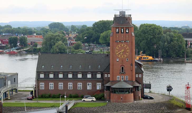 Lotsenstation Seemannshöft mit Pegelanzeige Lotsenstation Seemannshöft